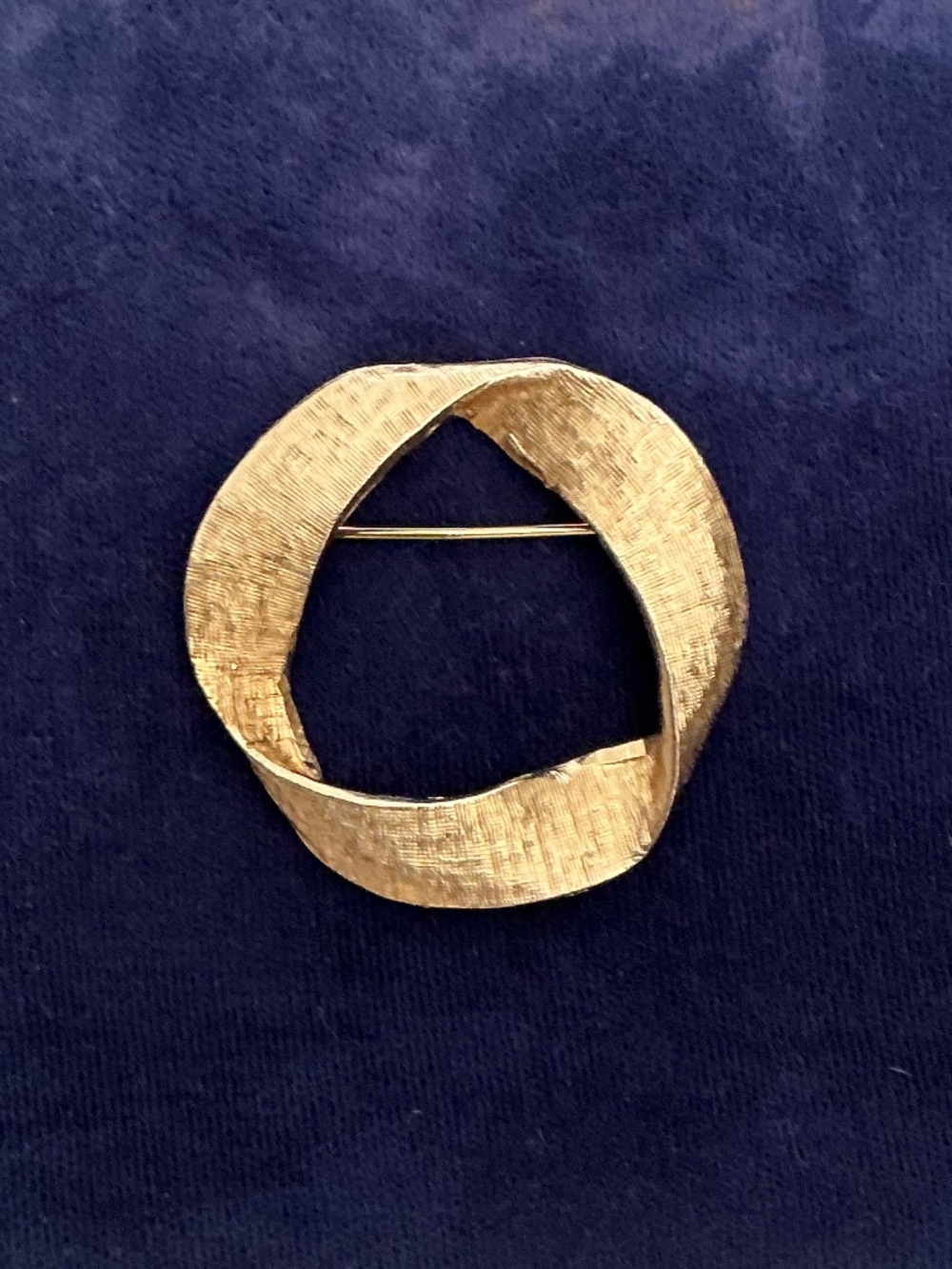 Vintage Accessocraft NYC Gold Tone Textured Ribbon Circle Brooch Signed Pin
